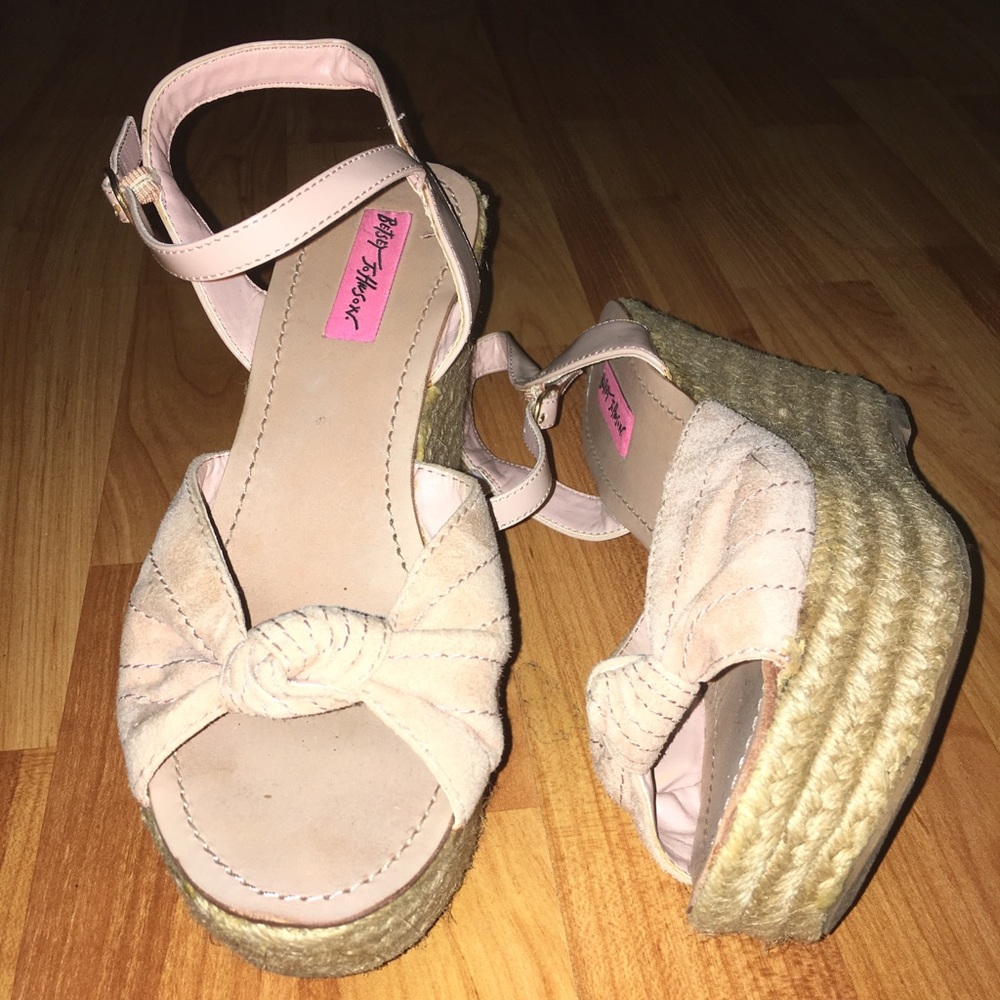 {betsey johnson} pink suede wedges